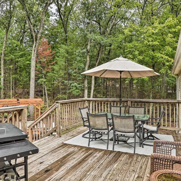 Charming Pentwater Home w/Fire Pit & Yard!