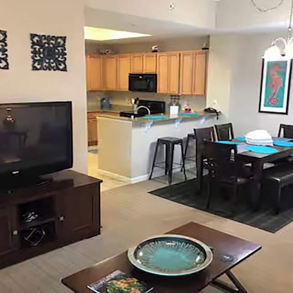 Charming poolside 2-bedroom condo w/gym, hot tub and steps from Destin Fun!
