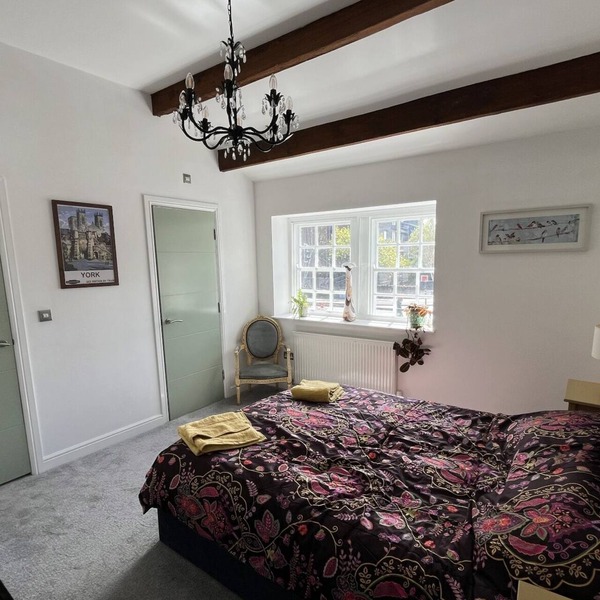 Charming pottery barn conversion 2 mins from Horsforth train station.