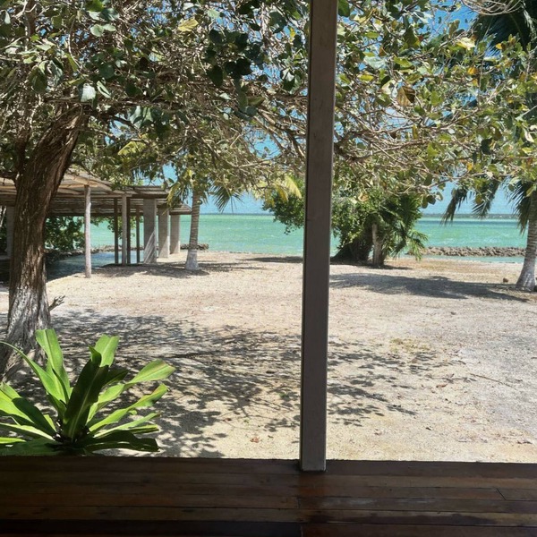 Charming Private Beachfront 2-bedroom house near Copper Bank with WiFi, AC