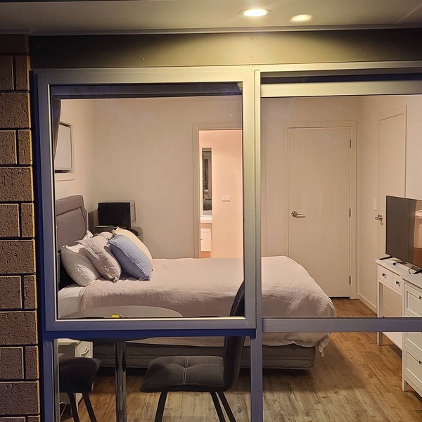 Charming Queen Bedroom Studio Near SH1 & Hampton Downs: Pet-Friendly!