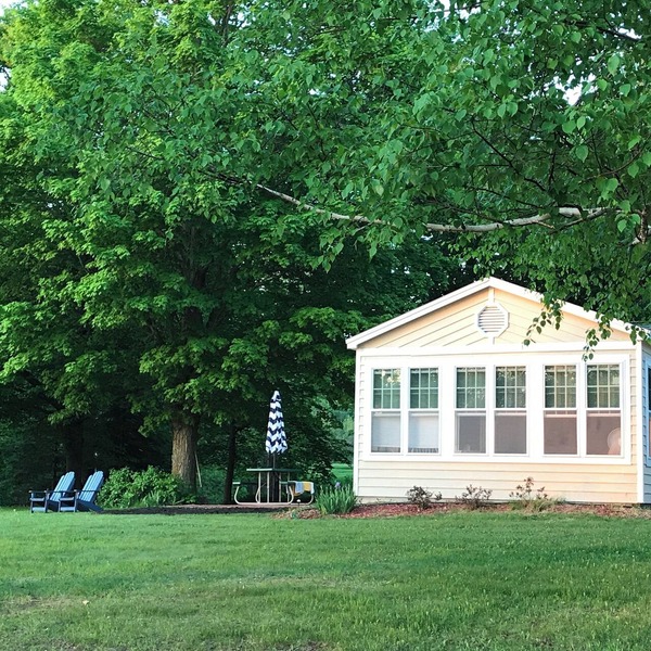 Charming, quiet lakefront cottage