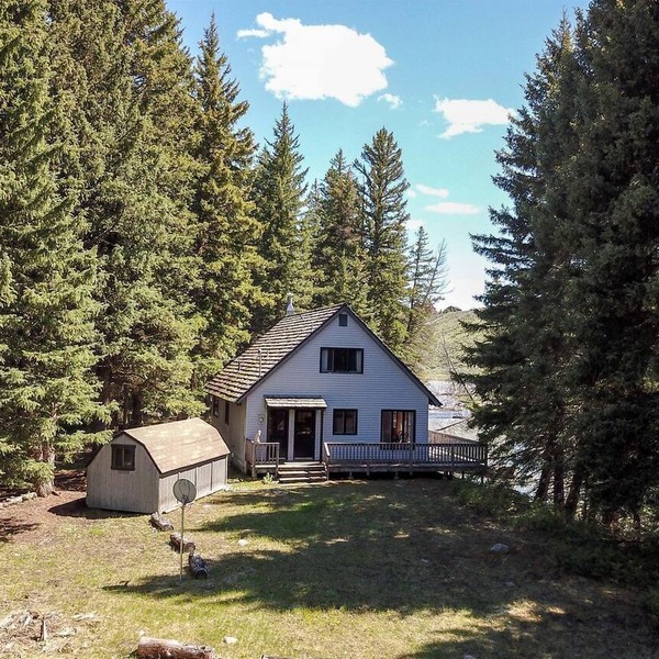 Charming Riverside Cabin with Deck Overlooking Madison River near Three Dollar Bridge in McAllister, Montana
