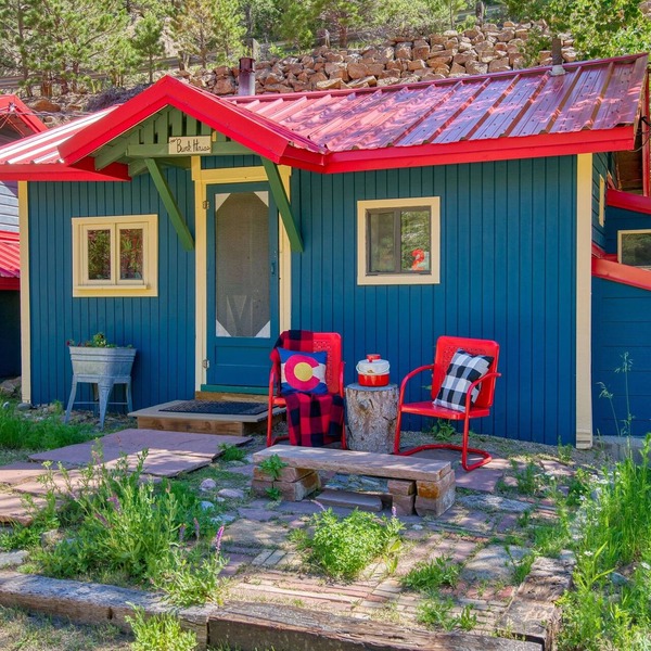 Charming Riverside Studio — Couples’ Getaway