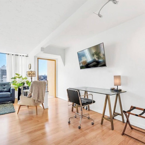 Charming Riverwalk Retreat – Spacious Downtown Condo