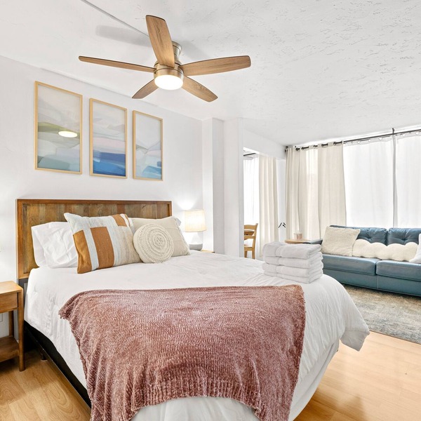 Charming Riverwalk Retreat – Spacious Downtown Condo