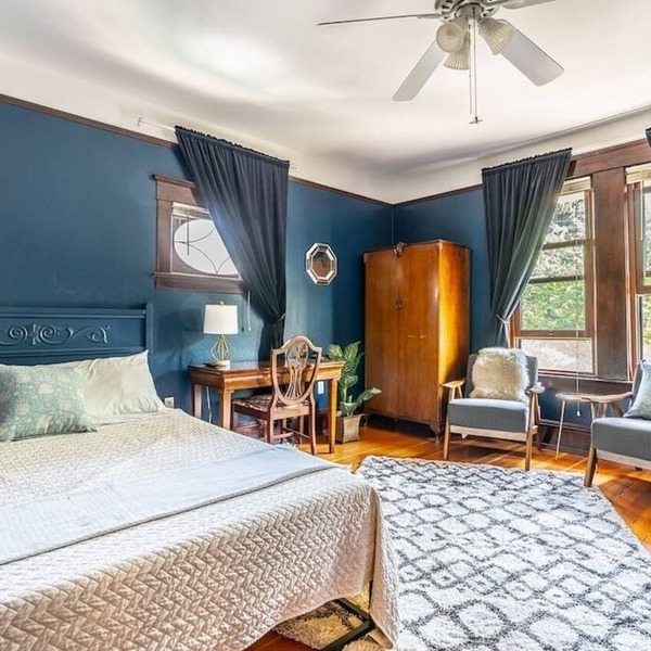 Charming Room in Historic Inn with Parking - Rm 4