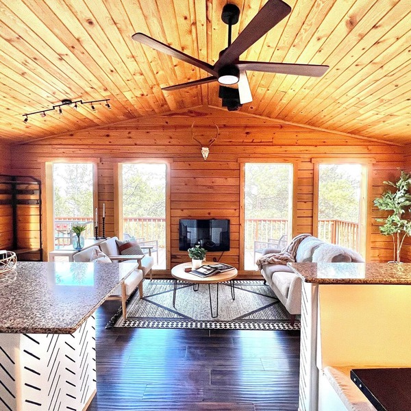 Charming Rural Retreat: Perfect for Work, Play, or Extended Stays