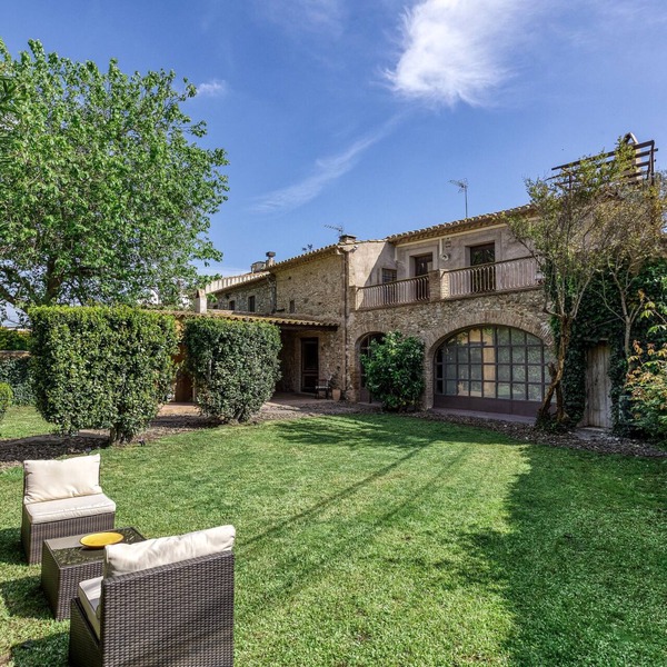 Charming Rustic House – Luxury Masía with Private Garden, Pool, Wi-Fi & Air Conditioning