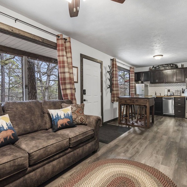 Charming Rustic Retreat - Hot Tub - Pool - Coffee - Fire Pit - 1 mile from SDC!