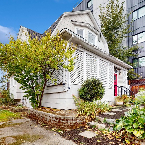 Charming Seattle home with sSpace Needle views and modern amenities