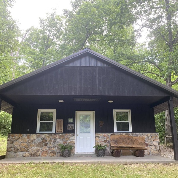 Charming Secluded Getaway Cabin within minutes of amenities