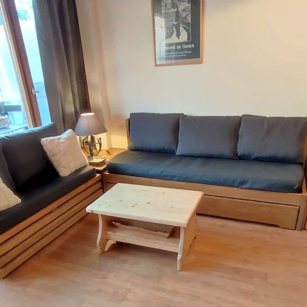 Charming south-facing apartment at the foot of the ski runs. Close to shops.