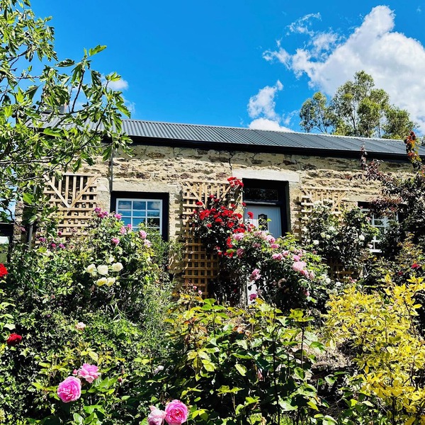 Charming Stone Cottage: Your Idyllic Retreat Awaits!
