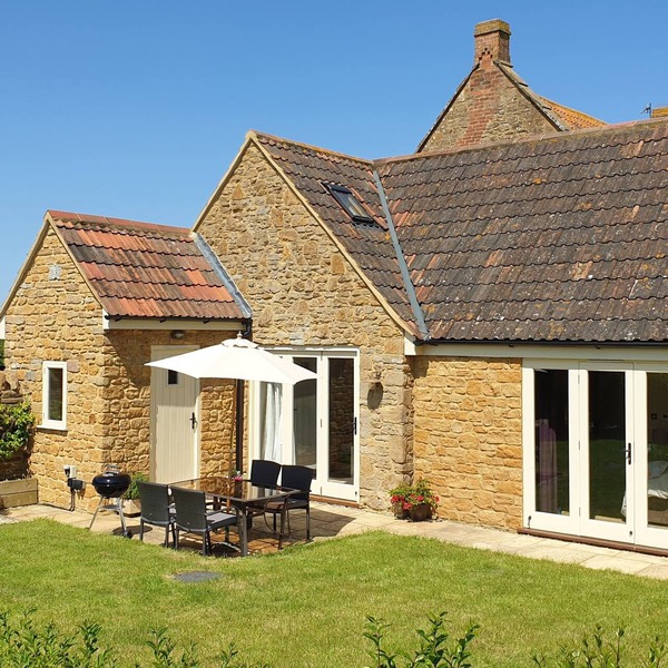 Charming Stone Cottage, Perfect for Country Walks or Cycling….Very Dog Friendly!