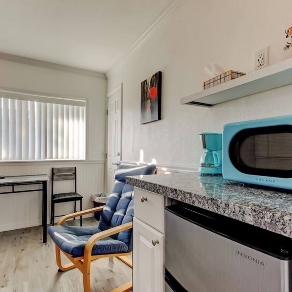 Charming Studio- Walk to the Beach-Renovated-GREAT LOCATION-Carousel #4