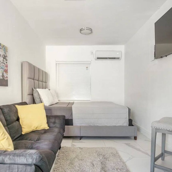 Charming Studio Apartment in Sunny Pompano Beach, Florida - Your Ideal Getaway!