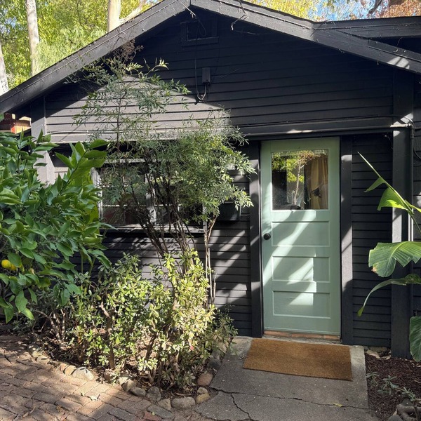 Charming studio cabin with full kitchen in serene downtown Ojai