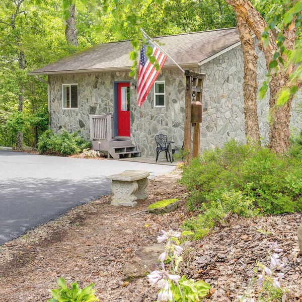 Charming Studio Cottage in Brasstown: Secluded Gem