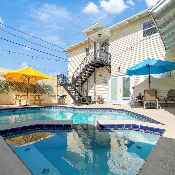 Charming studio in with shared Pool & backyard in sereneSt. Pete with WiFi, AC