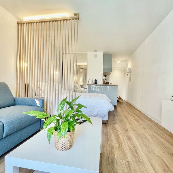 Charming studio in a residence with a swimming pool, tastefully decorated and offering all the comfort you need. Ideally located just steps from the Principality of Monaco and right next to a grocery store open 7 days a week.