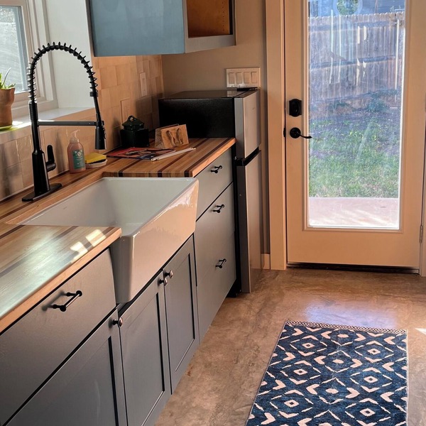Charming studio in marvelous Austin with WiFi, TV, pickleball and lake access