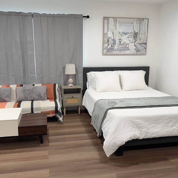 Charming studio in welcoming Glendora with AC, WiFi & full kitchen
