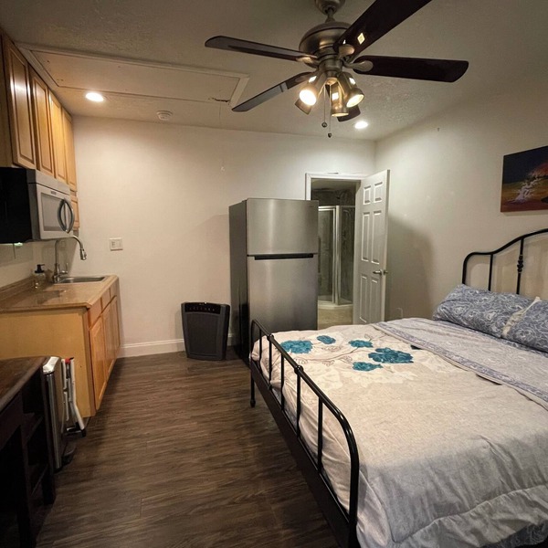 Charming studio & kitchenette in wonderful Palm Harbor with AC & laundry access