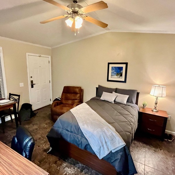 Charming Studio near Surfside, washer/dryer, game room, gym, grills, onsite bar