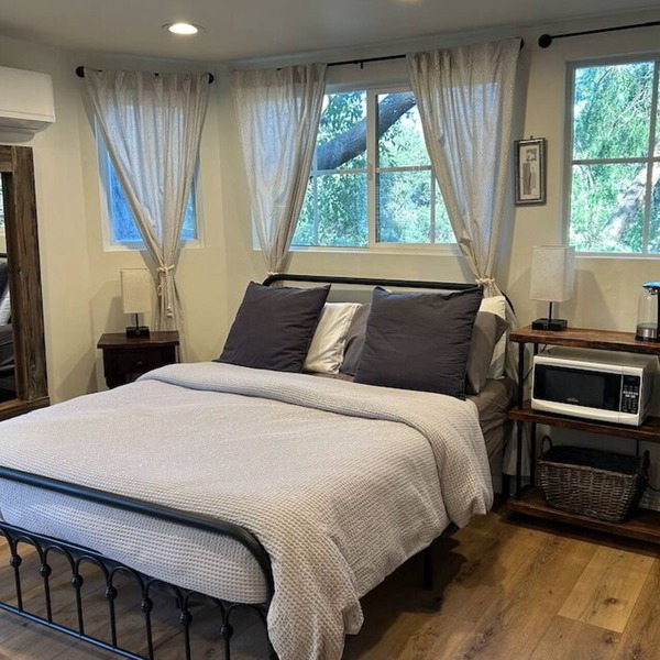 Charming Studio under Majestic Oaks in Beautiful Country Setting