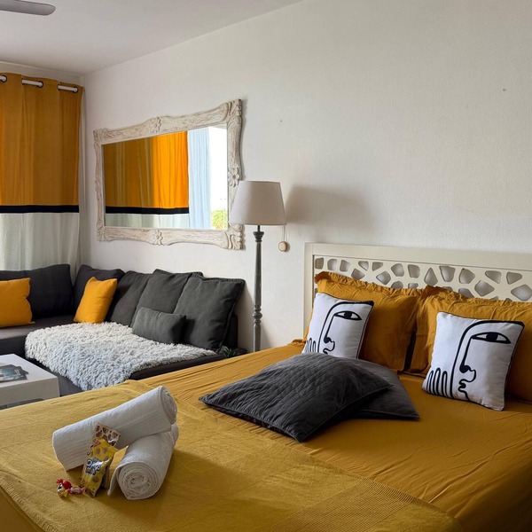 Charming studio with the beach at your feet & pool access
