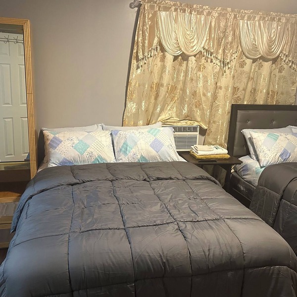 "Charming Suite with 2 Queen Beds – Ideal for Families!"