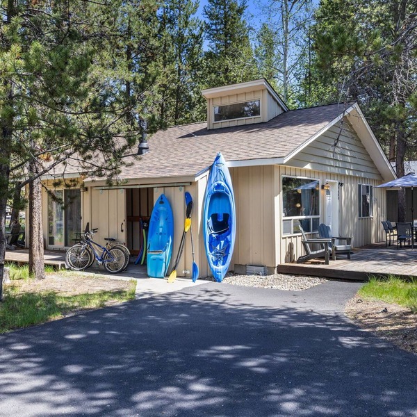 Charming Sunriver Cabin With Deschutes River Access and Proximity to Cascade Lak