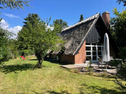 Charming Thatched Cottage Near The Water