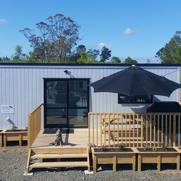 Charming Tiny Home, pet-friendly, close to SH1 and Hampton Downs.
