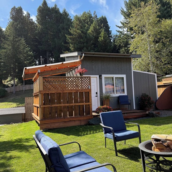 Charming Tiny House with Hot Tub and big fenced yard! Private location!