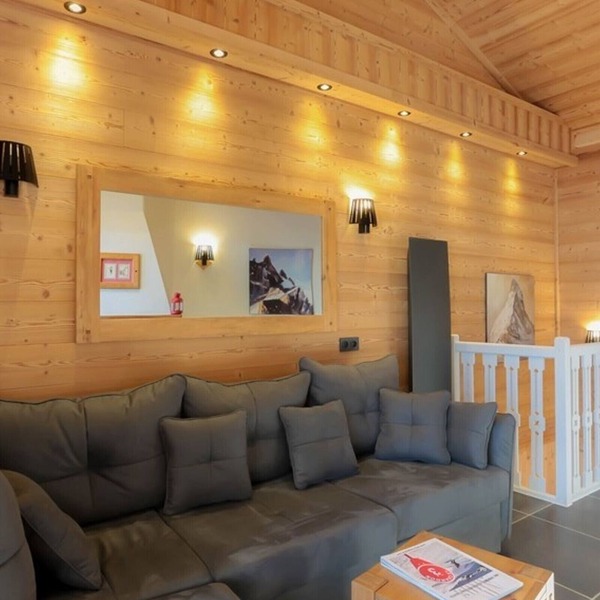Charming Triplex Chalet in Val Thorens - 6 Guests, 2 Balconies, Fireplace, Ski-In/Ski-Out