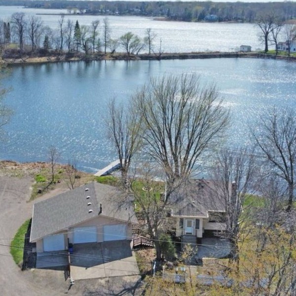 Charming Underhill 2-bedroom cabin in lovely Center City with lake access.