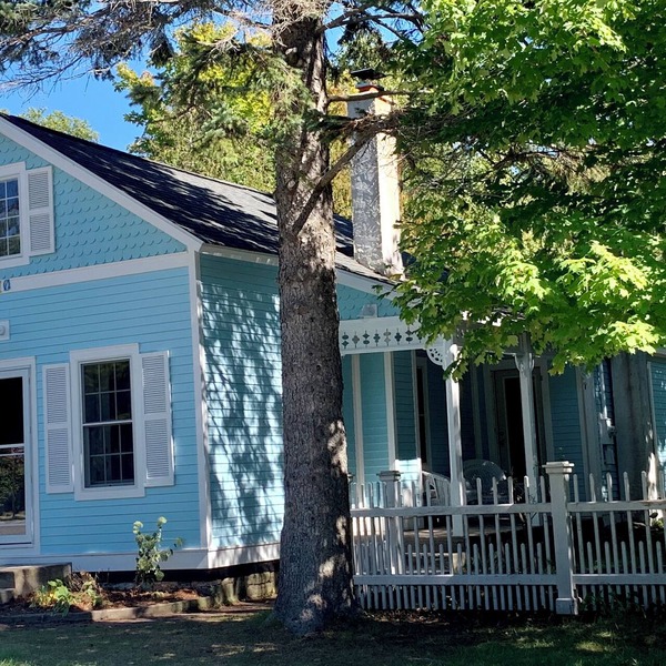 Charming updated cottage in the heart of Leland. Walk to all the attractions!
