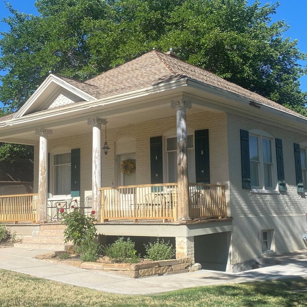 Charming Victorian Cottage - historic district. Nice view, quiet neighborhood.