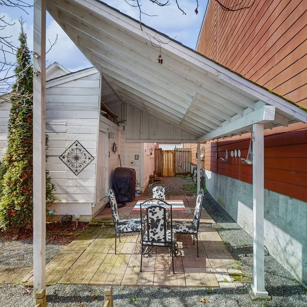 Charming Victorian gem with 11-foot ceilings, patio area & washer/dryer