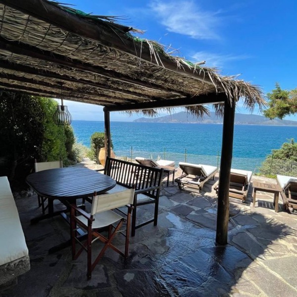 Charming villa by the sea