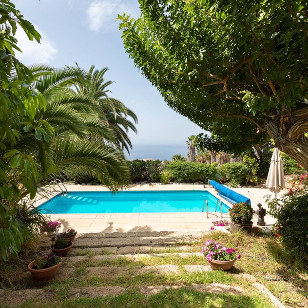 CHARMING VILLA NEAR THE SEA, SEA VIEWS. CLIMATIZED POOL. AC AND WIFI FREE