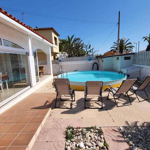 Charming villa with swimming pool, very well equipped and 900m from the beach