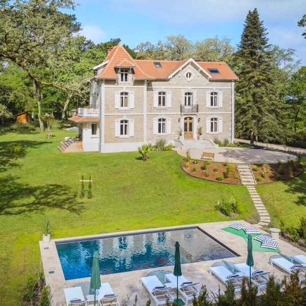 Charming villa with a pool and large wooded grounds, 20 minutes from the beaches