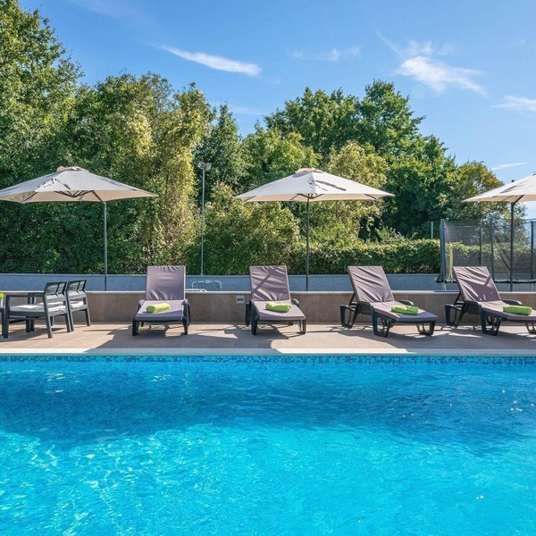 Charming villa with private pool, sundbeds
