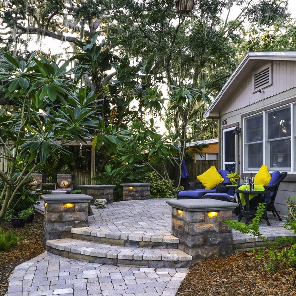 Charming walkable downtown bungalow, 'The Blue Heron'