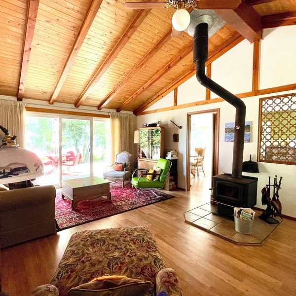 Charming Waterfront Summer Cottage on Bay of Quinte (*NEW DOCKS*)