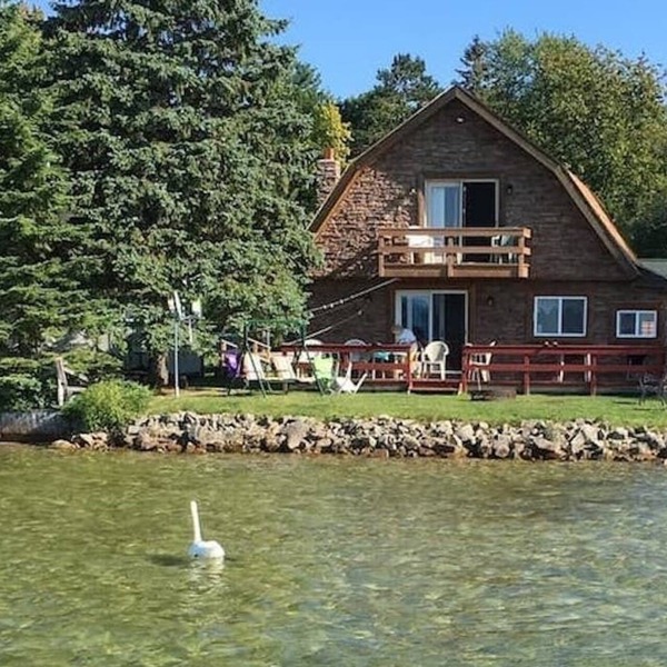 Charming Waterfront Cottage on Mullett Lake