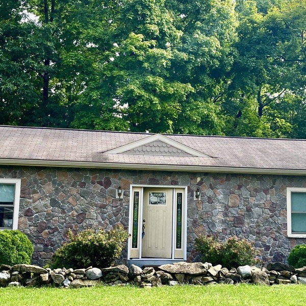 Charming Waterfront Cottage with Lake Access